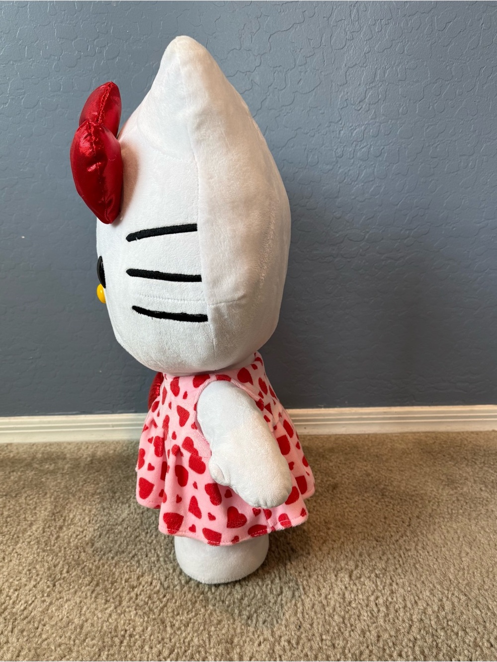Hello Kitty Valentine 19 inch Plush - Picture 3 of 8